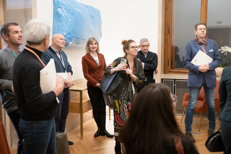 Blick Richtung Veranstaltungsteilnehmer:innen