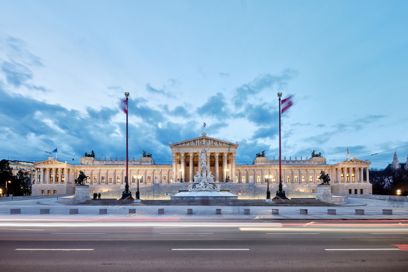 Beflaggtes Parlamentsgebäude - blaue Stunde - Aussenaufnahme
