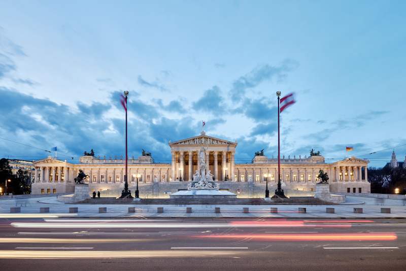 Beflaggtes Parlamentsgebäude - blaue Stunde - Aussenaufnahme