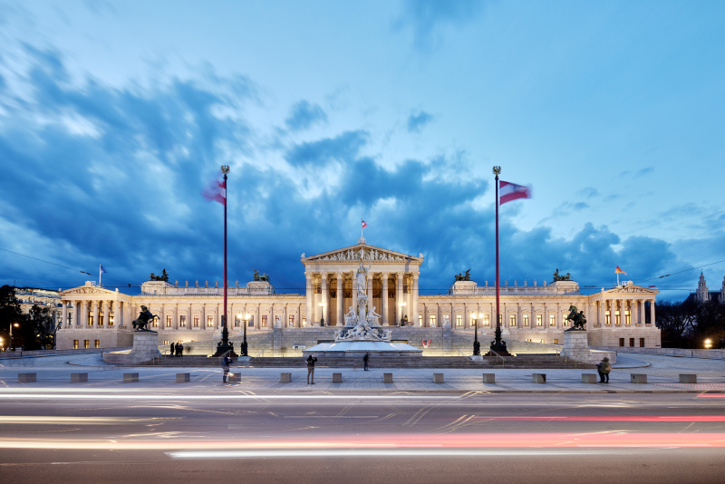Beflaggtes Parlamentsgebäude - blaue Stunde - Aussenaufnahme