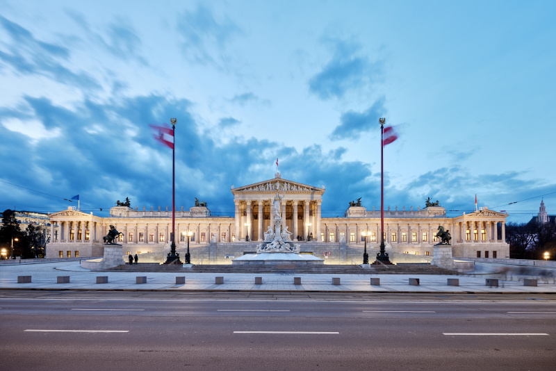Beflaggtes Parlamentsgebäude - blaue Stunde - Aussenaufnahme