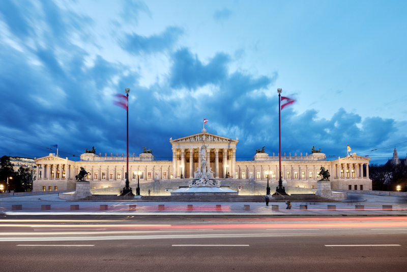 Beflaggtes Parlamentsgebäude - blaue Stunde - Aussenaufnahme
