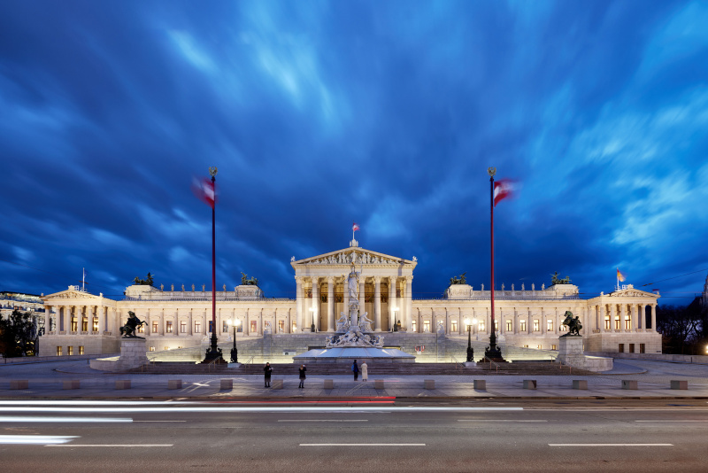 Beflaggtes Parlamentsgebäude - blaue Stunde - Aussenaufnahme