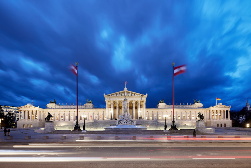 Beflaggtes Parlamentsgebäude - blaue Stunde - Aussenaufnahme