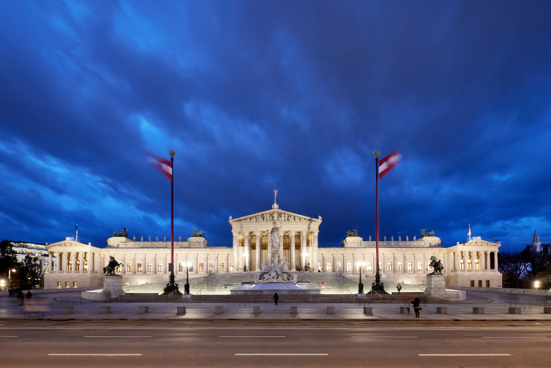 Beflaggtes Parlamentsgebäude - blaue Stunde - Aussenaufnahme