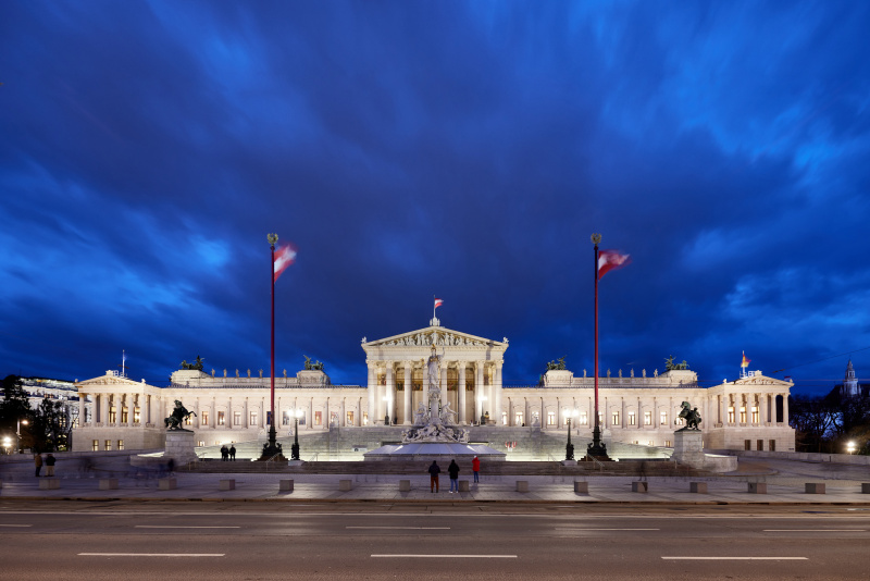 Beflaggtes Parlamentsgebäude - blaue Stunde - Aussenaufnahme