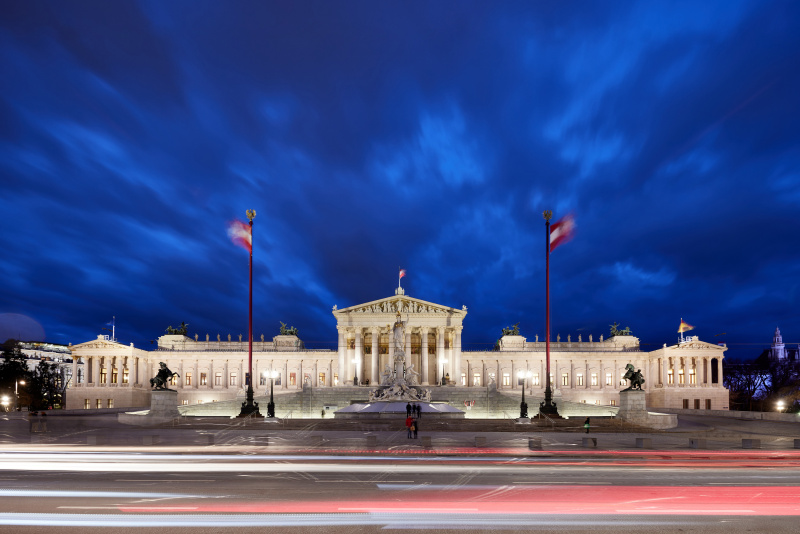 Beflaggtes Parlamentsgebäude - blaue Stunde - Aussenaufnahme