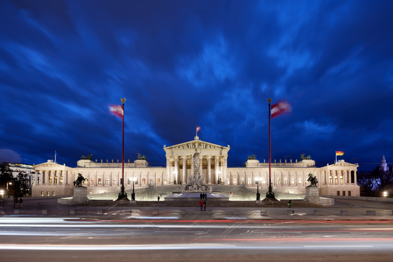 Beflaggtes Parlamentsgebäude - blaue Stunde - Aussenaufnahme