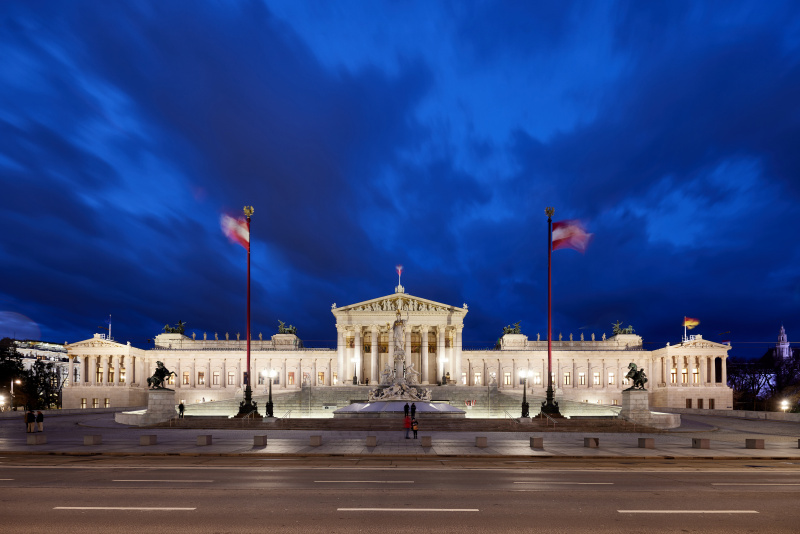 Beflaggtes Parlamentsgebäude - blaue Stunde - Aussenaufnahme