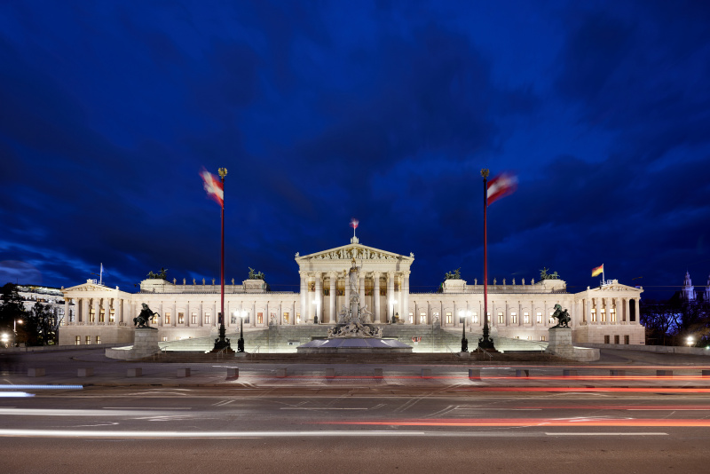 Beflaggtes Parlamentsgebäude - blaue Stunde - Aussenaufnahme