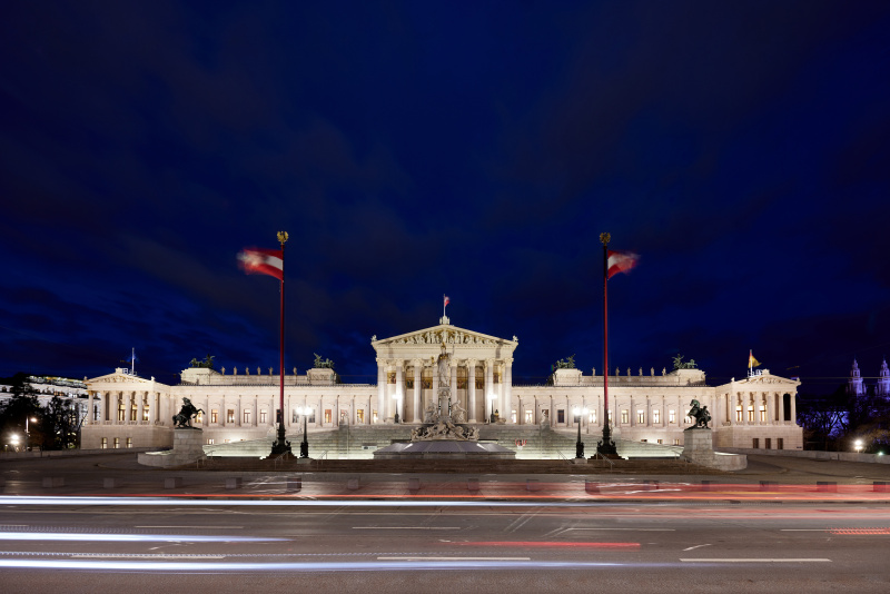 Beflaggtes Parlamentsgebäude - blaue Stunde - Aussenaufnahme