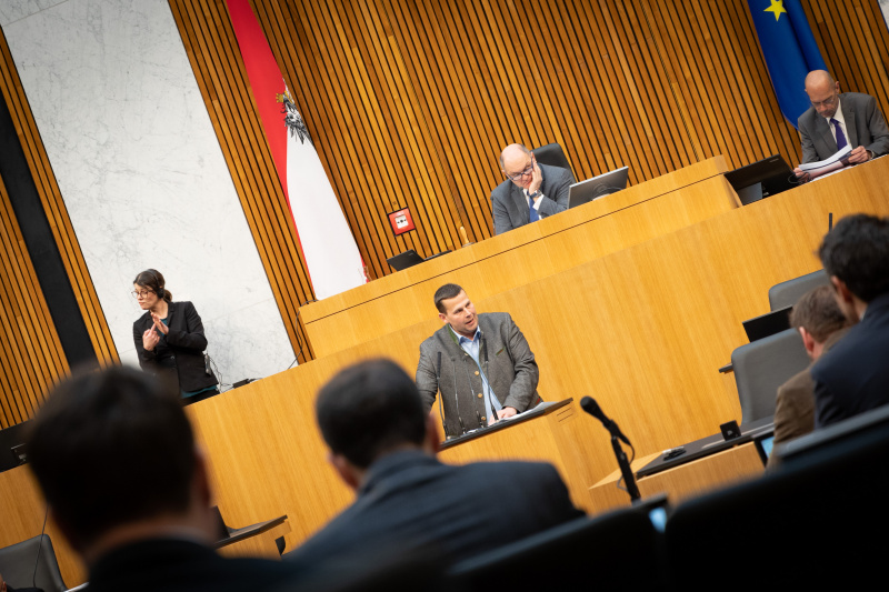 Nationalratsabgeordneter Peter Schmiedlechner (FPÖ) am Rednerpult