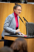 Nationalratsabgeordnete Katharina Werner (NEOS) am Rednerpult