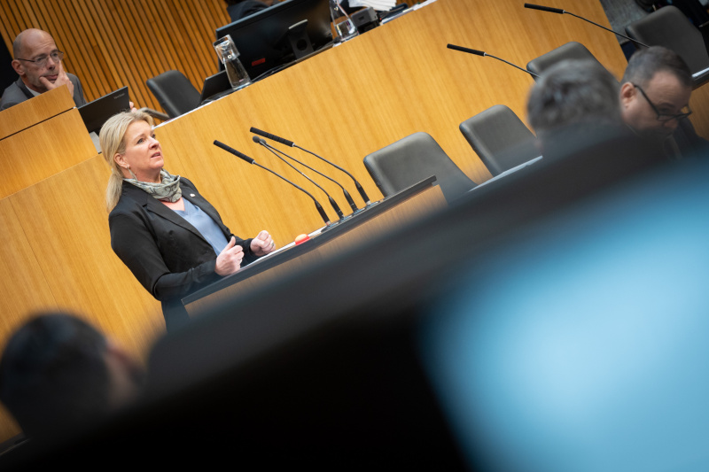 Nationalratsabgeordnete Irene Neumann-Hartberger (ÖVP) am Rednerpult