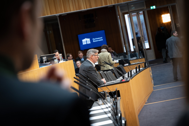 Nationalratsabgeordneter Ralph Schallmeiner (GRÜNE) am Rednerpult