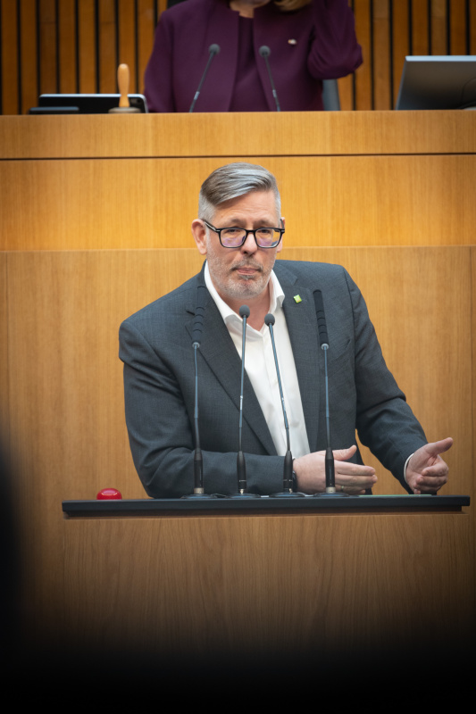 Nationalratsabgeordneter Ralph Schallmeiner (GRÜNE) am Rednerpult