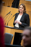 Nationalratsabgeordnete Dagmar Belakowitsch (FPÖ) am Rednerpult