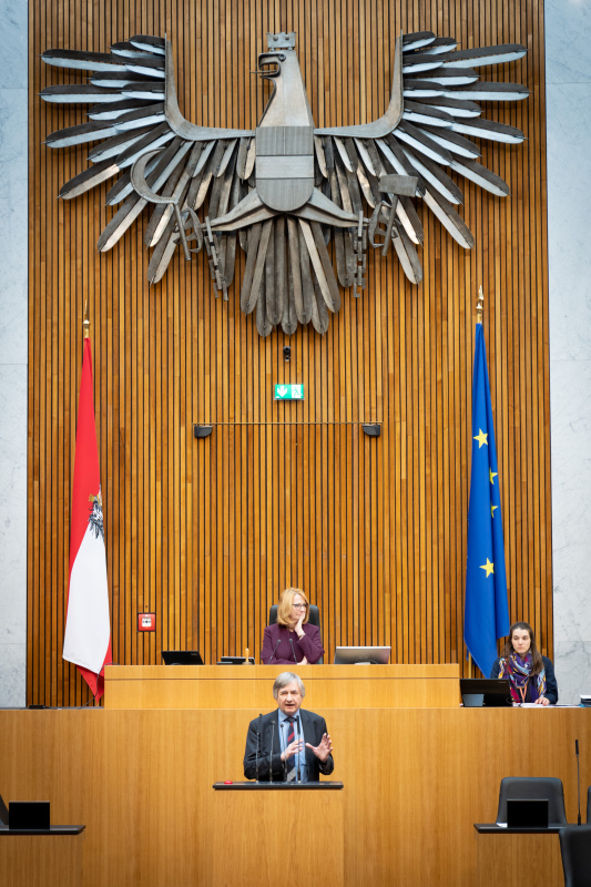 Nationalratsabgeordneter Josef Smolle (ÖVP) am Rednerpult, Zweite Nationalratspräsidentin Doris Bures (SPÖ) am Präsidium