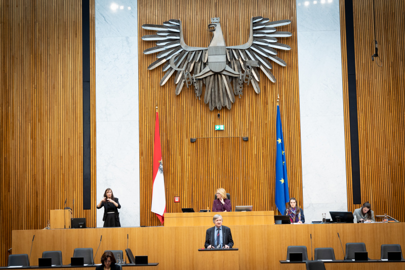 Nationalratsabgeordneter Josef Smolle (ÖVP) am Rednerpult, Zweite Nationalratspräsidentin Doris Bures (SPÖ) am Präsidium