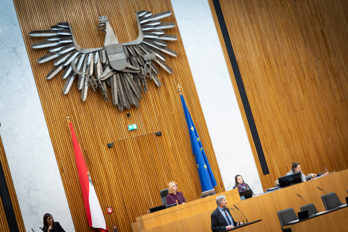 Nationalratsabgeordneter Josef Smolle (ÖVP) am Rednerpult, Zweite Nationalratspräsidentin Doris Bures (SPÖ) am Präsidium