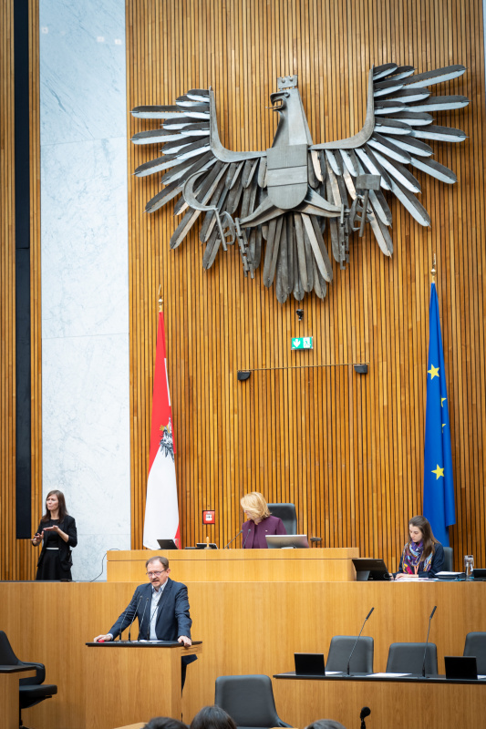 Nationalratsabgeordneter Rudolf Silvan (SPÖ) am Rednerpult, Zweite Nationalratspräsidentin Doris Bures (SPÖ) am Präsidium