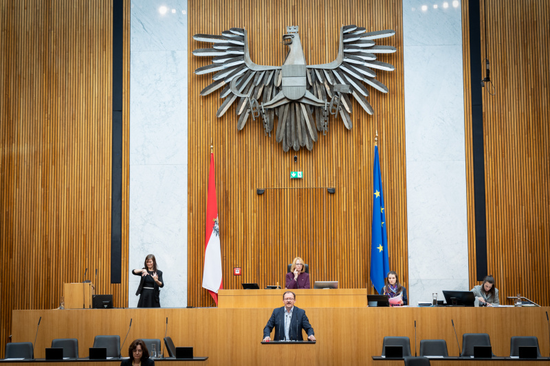 Nationalratsabgeordneter Rudolf Silvan (SPÖ) am Rednerpult, Zweite Nationalratspräsidentin Doris Bures (SPÖ) am Präsidium