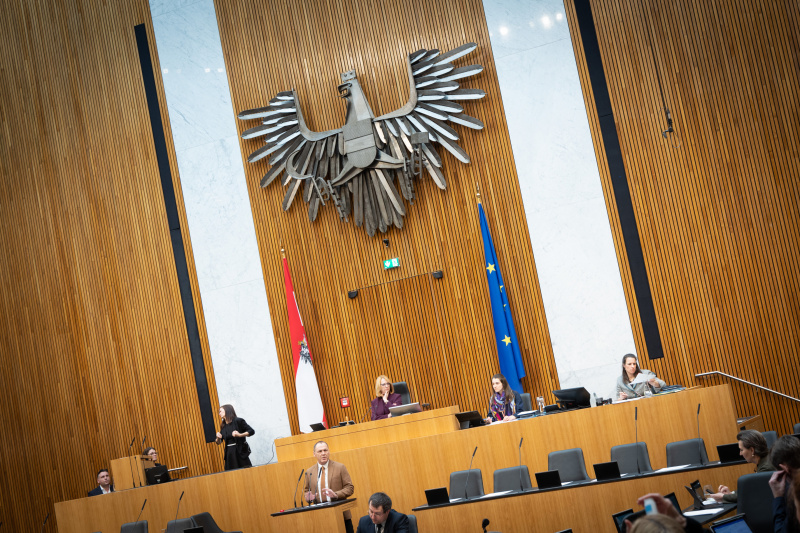 Nationalratsabgeordneter Peter Wurm (FPÖ) am Rednerpult, Zweite Nationalratspräsidentin Doris Bures (SPÖ) am Präsidium