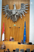 Nationalratsabgeordneter Peter Wurm (FPÖ) am Rednerpult, Zweite Nationalratspräsidentin Doris Bures (SPÖ) am Präsidium