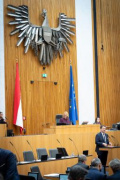Nationalratsabgeordneter Gerhard Kaniak (FPÖ) am Rednerpult, Zweite Nationalratspräsidentin Doris Bures (SPÖ) am Präsidium