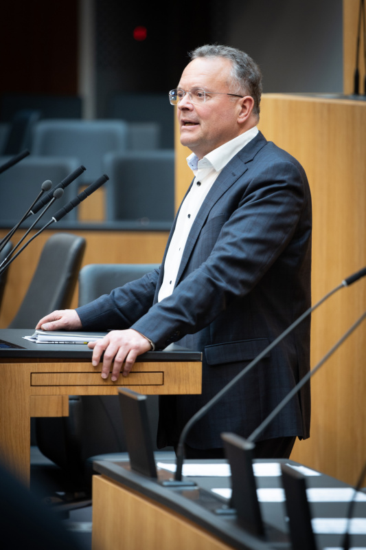 Nationalratsabgeordneter Gerald Hauser (FPÖ) am Rednerpult