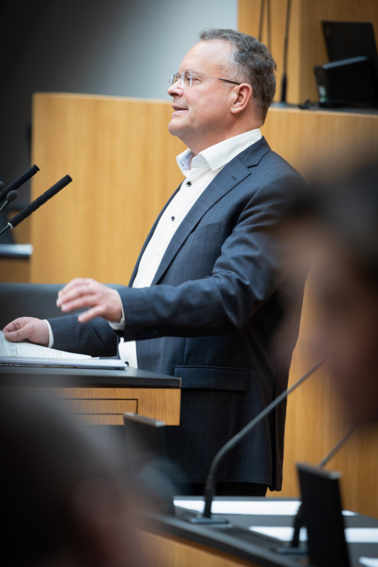 Nationalratsabgeordneter Gerald Hauser (FPÖ) am Rednerpult