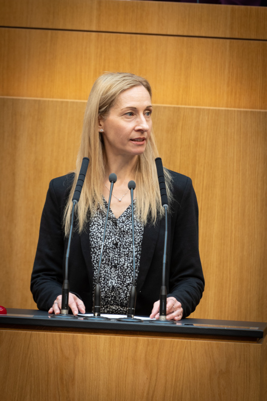 Nationalratsabgeordnete Agnes Sirkka Prammer (GRÜNE) am Rednerpult