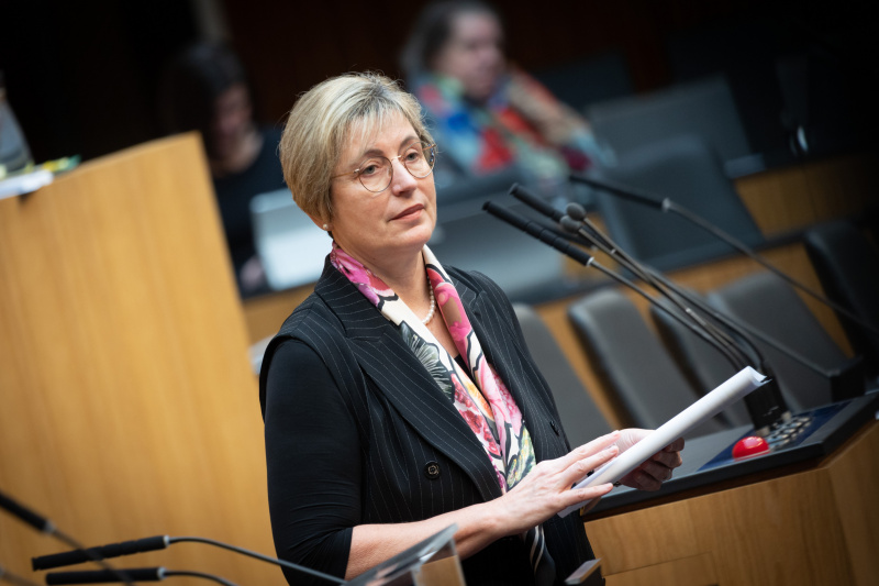 Nationalratsabgeordnete Michaela Steinacker (ÖVP) am Rednerpult
