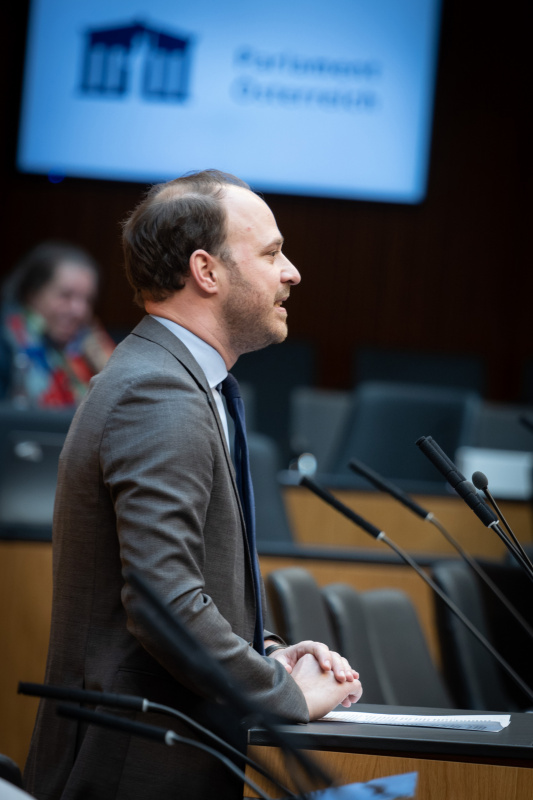 Nationalratsabgeordneter Nikolaus Scherak (NEOS) am Rednerpult