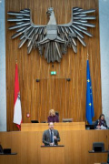Nationalratsabgeordneter Nikolaus Scherak (NEOS) am Rednerpult, , Zweite Nationalratspräsidentin Doris Bures (SPÖ) am Präsidium