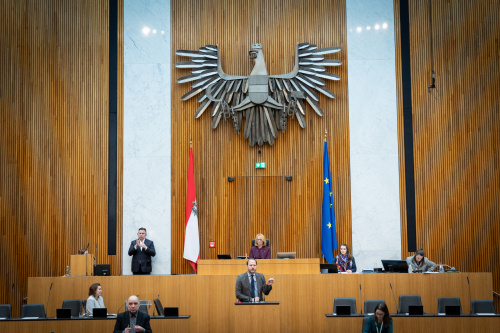 Nationalratsabgeordneter Nikolaus Scherak (NEOS) am Rednerpult, , Zweite Nationalratspräsidentin Doris Bures (SPÖ) am Präsidium