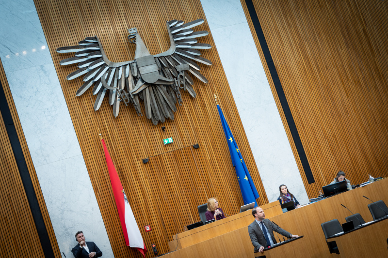 Nationalratsabgeordneter Nikolaus Scherak (NEOS) am Rednerpult, , Zweite Nationalratspräsidentin Doris Bures (SPÖ) am Präsidium