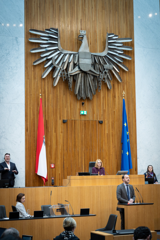 Nationalratsabgeordneter Nikolaus Scherak (NEOS) am Rednerpult, , Zweite Nationalratspräsidentin Doris Bures (SPÖ) am Präsidium