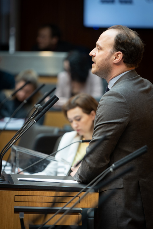 Nationalratsabgeordneter Nikolaus Scherak (NEOS) am Rednerpult
