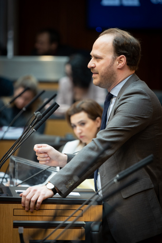 Nationalratsabgeordneter Nikolaus Scherak (NEOS) am Rednerpult