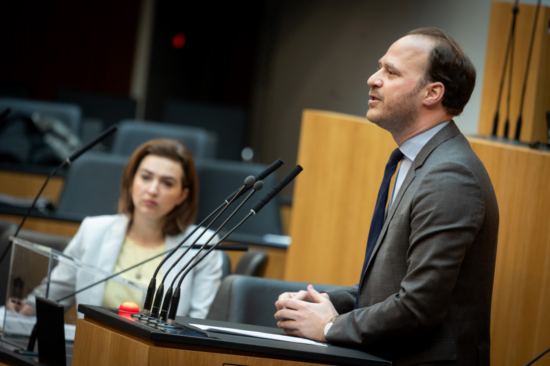 Nationalratsabgeordneter Nikolaus Scherak (NEOS) am Rednerpult