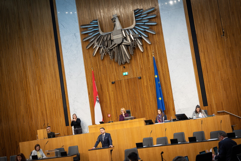 Nationalratsabgeordneter Klaus Fürlinger (ÖVP) am Rednerpult, , Zweite Nationalratspräsidentin Doris Bures (SPÖ) am Präsidium