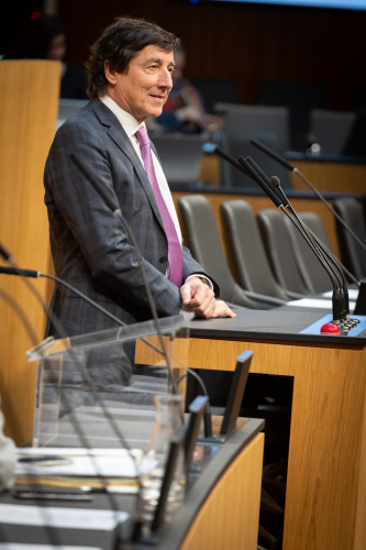 Nationalratsabgeordneter Johannes Margreiter (NEOS) am Rednerpult