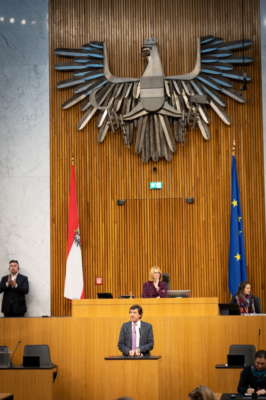 Nationalratsabgeordneter Johannes Margreiter (NEOS) am Rednerpult, , Zweite Nationalratspräsidentin Doris Bures (SPÖ) am Präsidium