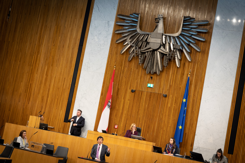 Nationalratsabgeordneter Johannes Margreiter (NEOS) am Rednerpult, , Zweite Nationalratspräsidentin Doris Bures (SPÖ) am Präsidium