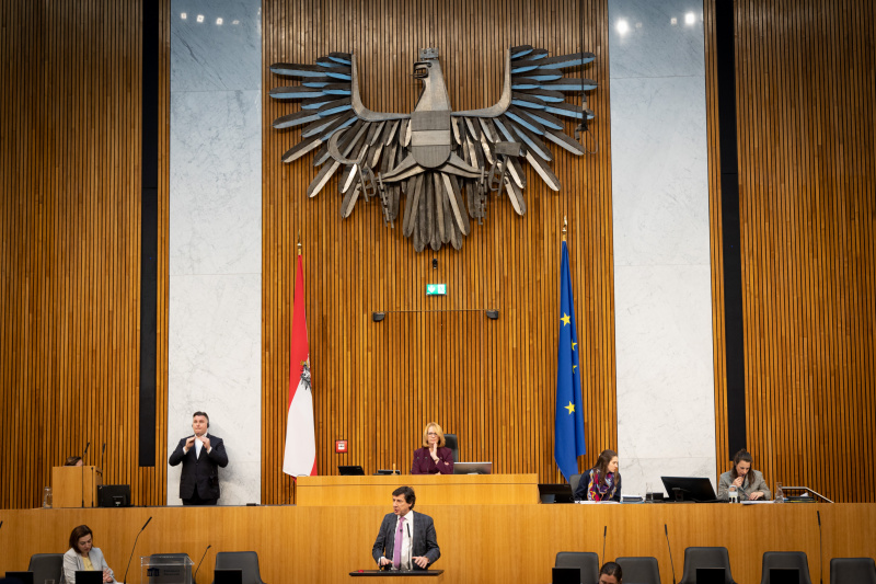 Nationalratsabgeordneter Johannes Margreiter (NEOS) am Rednerpult, , Zweite Nationalratspräsidentin Doris Bures (SPÖ) am Präsidium