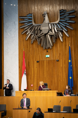 Nationalratsabgeordneter Johannes Margreiter (NEOS) am Rednerpult, , Zweite Nationalratspräsidentin Doris Bures (SPÖ) am Präsidium