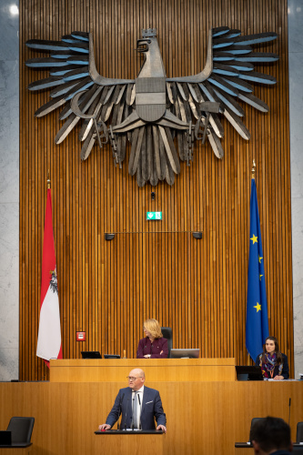Nationalratsabgeordneter Laurenz Pöttinger (ÖVP) am Rednerpult, , Zweite Nationalratspräsidentin Doris Bures (SPÖ) am Präsidium