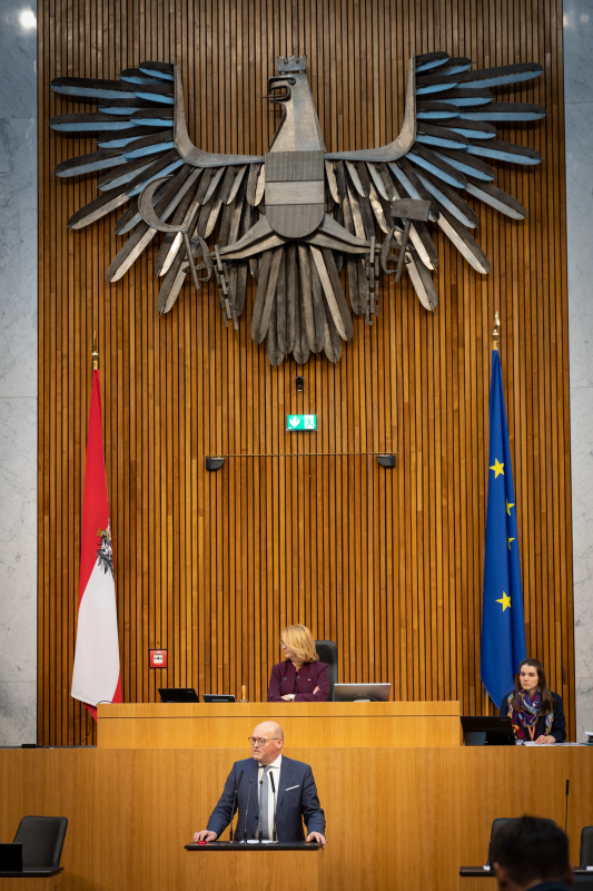 Nationalratsabgeordneter Laurenz Pöttinger (ÖVP) am Rednerpult, , Zweite Nationalratspräsidentin Doris Bures (SPÖ) am Präsidium