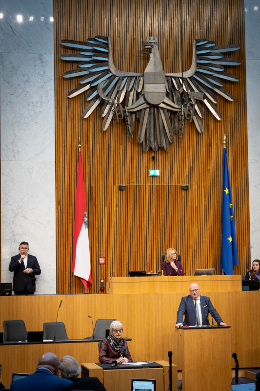 Nationalratsabgeordneter Laurenz Pöttinger (ÖVP) am Rednerpult, , Zweite Nationalratspräsidentin Doris Bures (SPÖ) am Präsidium
